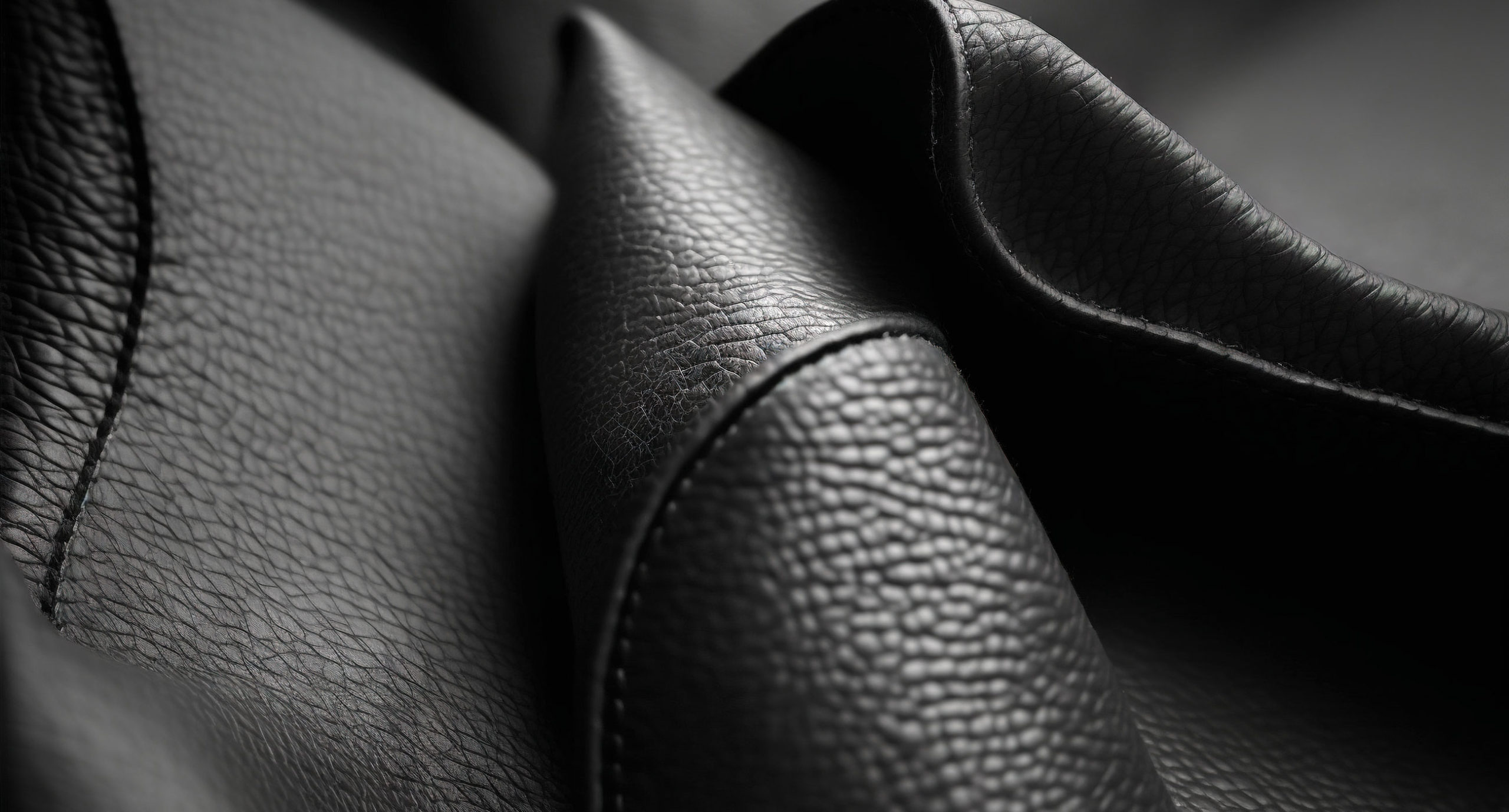 Nahaufnahme einer schönen, gepflegten schwarzen Lederjacke